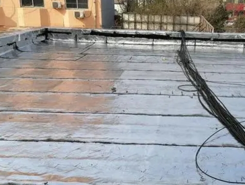 上城卫生间漏水维修公司分享下上城屋面楼顶防水刚性防水层施工要点。